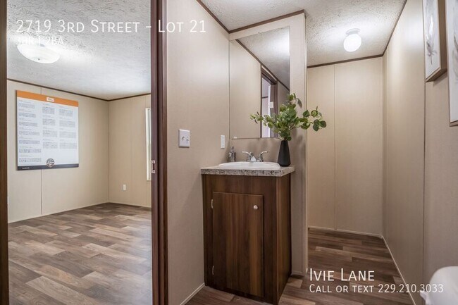 Building Photo - 2719 3rd St