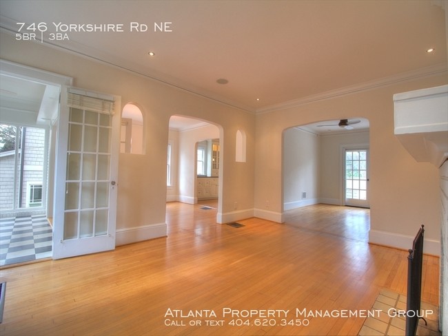Building Photo - 746 Yorkshire Rd NE