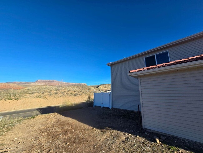 Building Photo - Charming Townhome in La Verkin