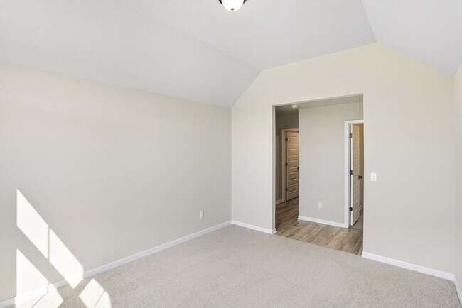 Building Photo - Like new, Move in Ready.