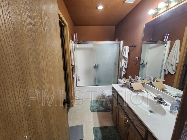 Building Photo - 931 E Wildcat Run St