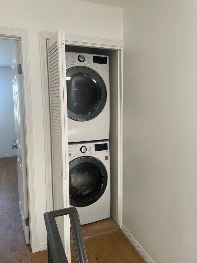 Building Photo - 4854 Laurel Canyon Blvd