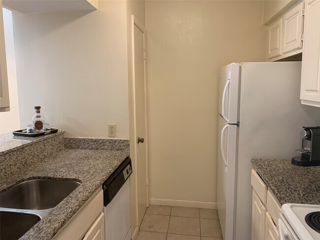 Building Photo - 10075 Westpark Dr