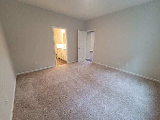 Building Photo - Welcome to our townhouse in the beautiful location of Leland, NC.