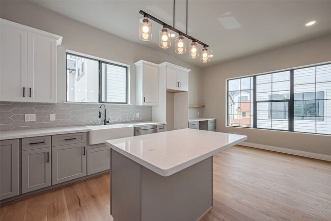 Building Photo - 1222 W 24th St