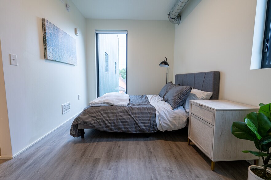 Building Photo - 2718 Grand Ave S