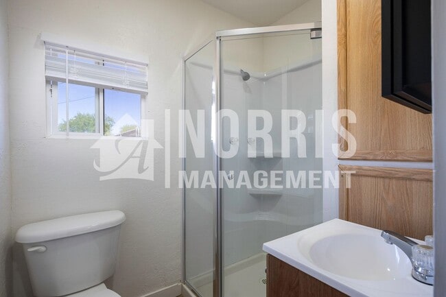 Building Photo - Beautifully Updated Studio Space with Private Entrance