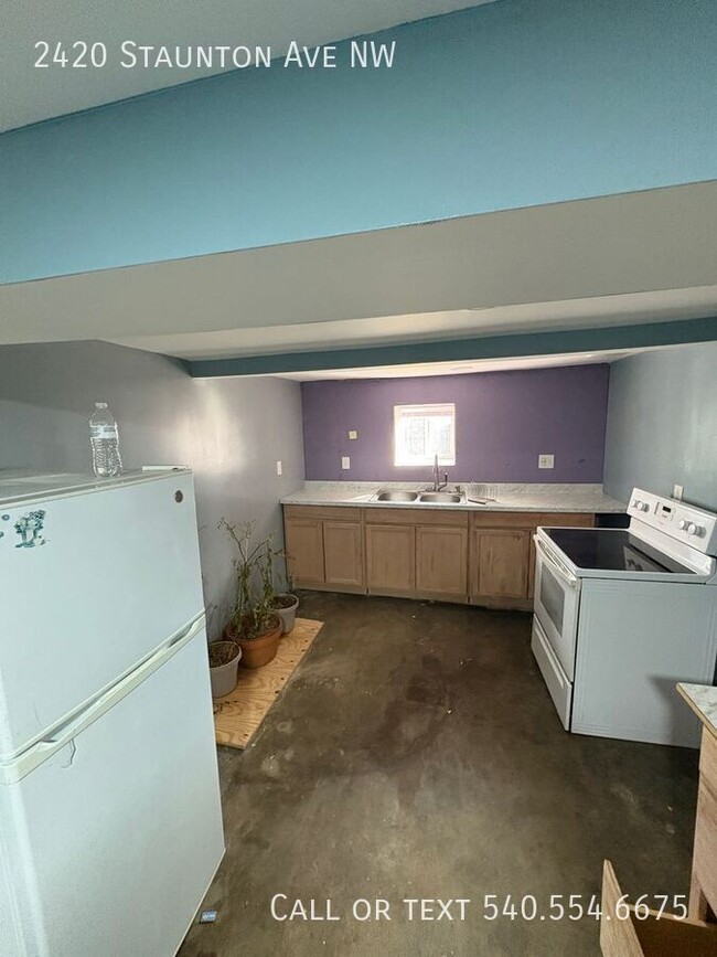 Building Photo - 4 Bed 2 Bath House off Orange Ave! (EXCUSE...