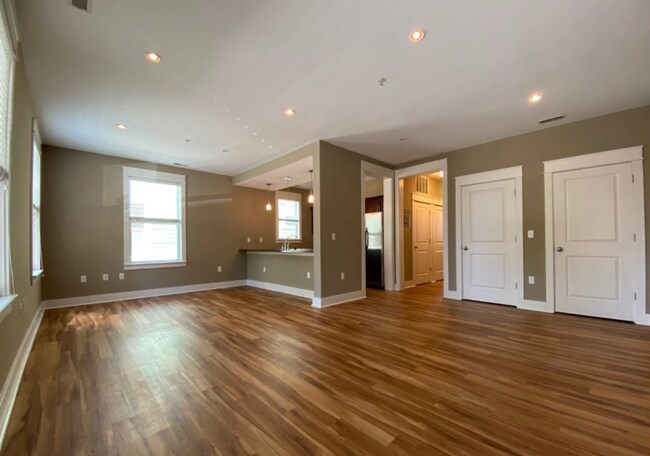 Building Photo - 425 E Hillside Dr