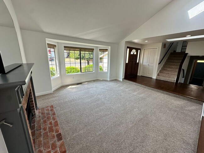Building Photo - Stunning large 3 bedroom home in West Aubu...