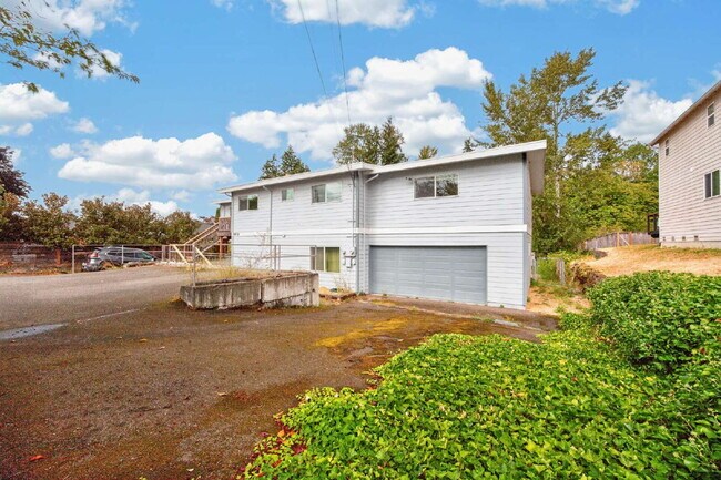 Building Photo - Top floor Duplex in Kent.  4 beds 2 bath with Very large fenced yard and 2 car garage. RENT $3050...