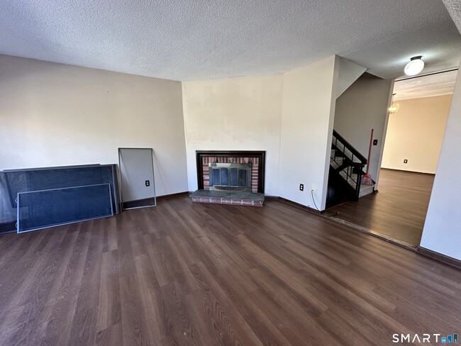 Building Photo - 630 Longfellow Dr