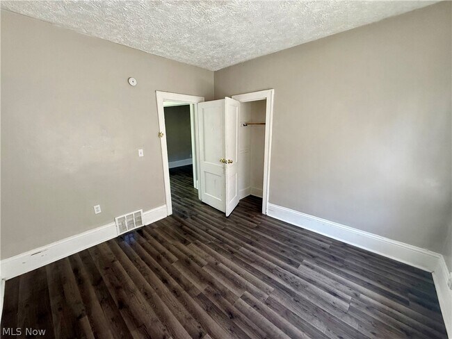 Building Photo - 866 Beardsley St