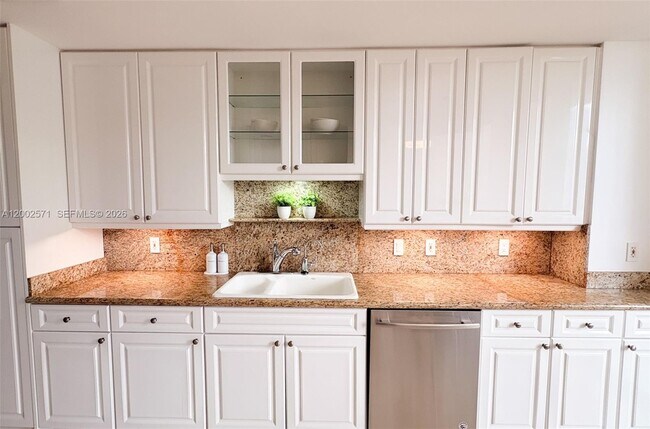 Building Photo - 848 Brickell Key Dr