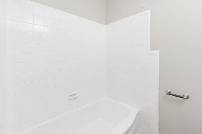 Building Photo - 211 Woodview Ave