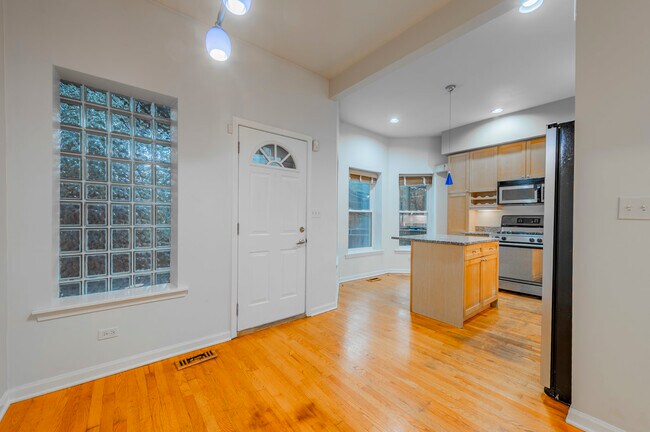 Building Photo - 1017 W Dakin St