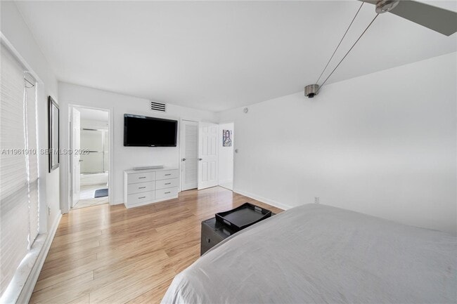 Building Photo - 9971 W Bay Harbor Dr