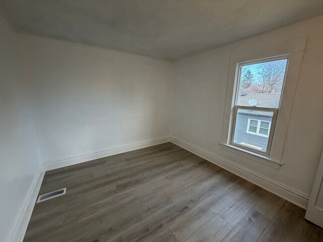 Building Photo - Spacious 4 Bedroom home