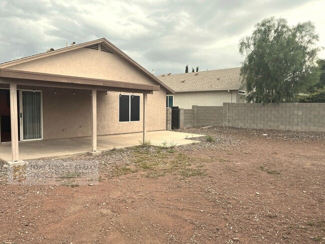 Building Photo - 3 bed 2 bath, garage, fenced yard, washer/...