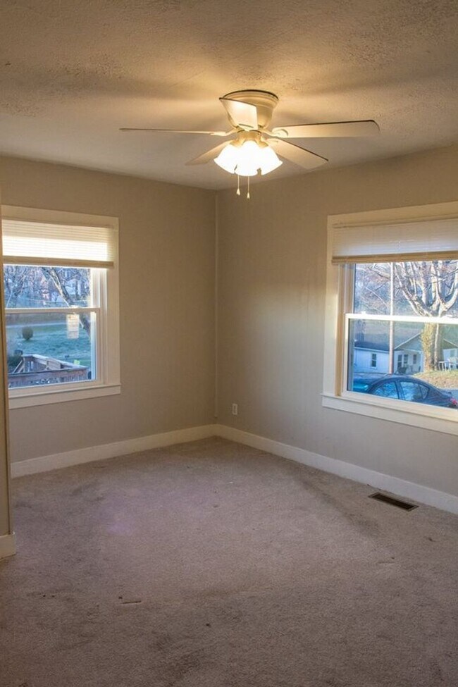 Building Photo - AVAILABLE NOW. $1300 PER MONTH. NEW STAINLESS STEEL APPLIANCES and UPDATES!!