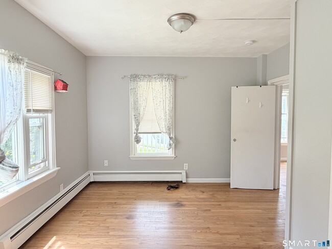 Building Photo - 271 Glen St