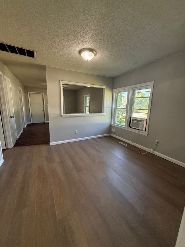 Building Photo - Spacious 2 bedroom 1 bathroom duplex Available NOW!!!