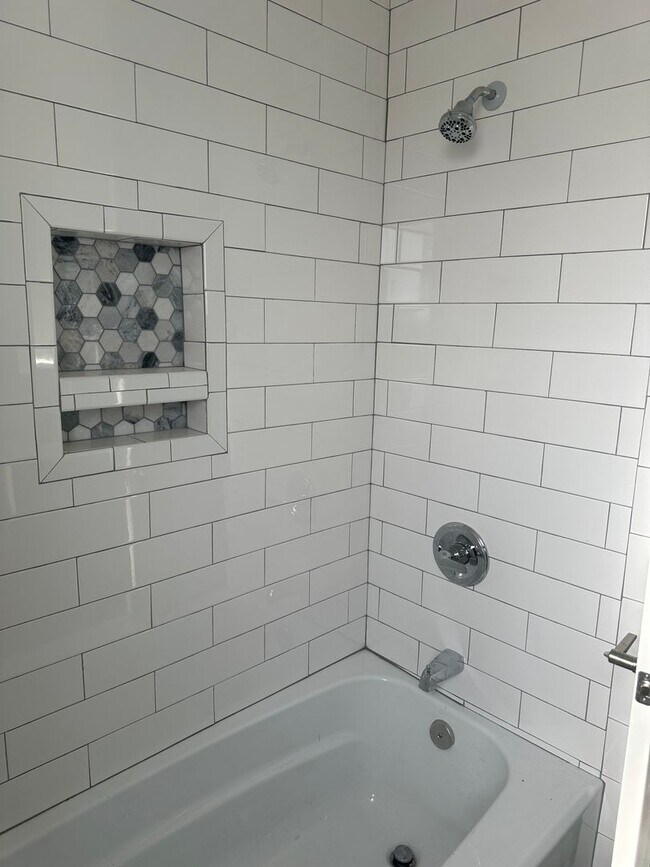 Building Photo - 484 Shurs Ln