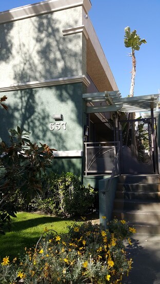 Building Photo - 557 W Stocker St