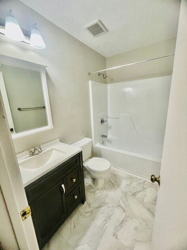 Building Photo - 3-Bedroom 2.5 bath Townhome in Imperial – Style, Space & Sophistication