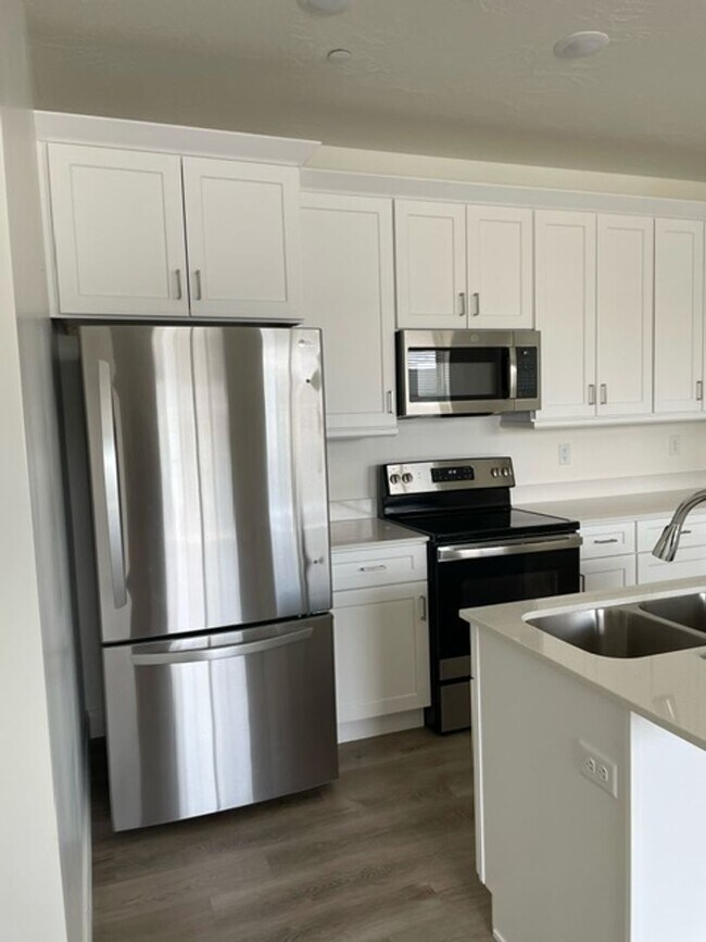 Building Photo - 3 Bedroom Condo in Desert Color with Flexible 6-12 Month Lease