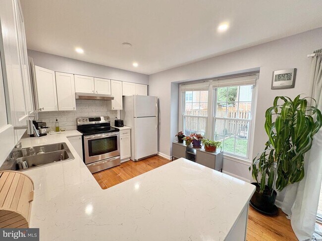 Building Photo - 9710 Lakepointe Dr