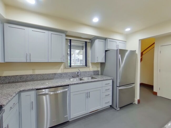 Building Photo - 2 Bedroom Condo In Fantastic Location!