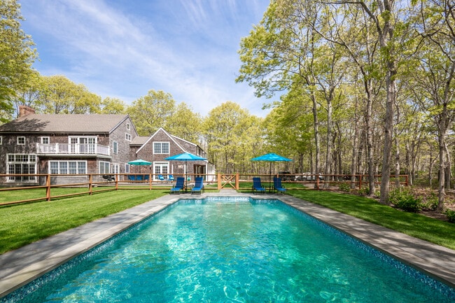 Building Photo - 221 Merchants Path