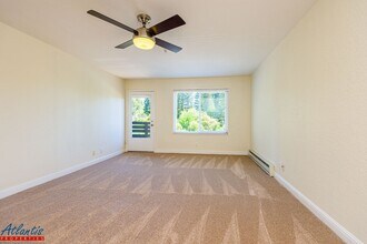 Building Photo - Farm Hill Condo | Desirable Location