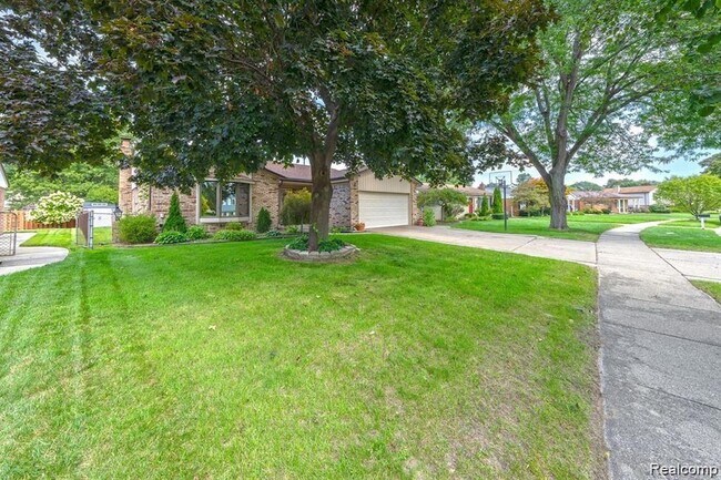 Building Photo - 41415 Harvard Dr