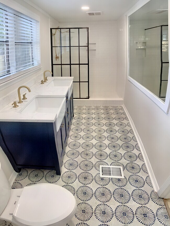 Building Photo - 411 W 35th St