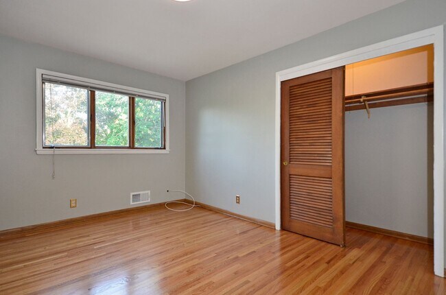 Building Photo - Spacious 5-Bed 3-Bath Home in Edina - Available Now!