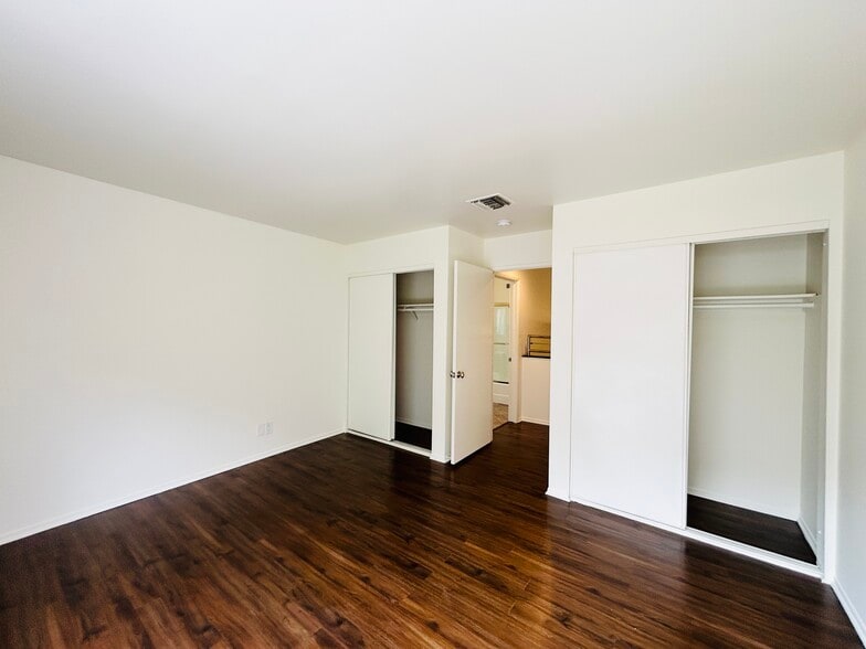 Building Photo - 2339 Hyperion Ave