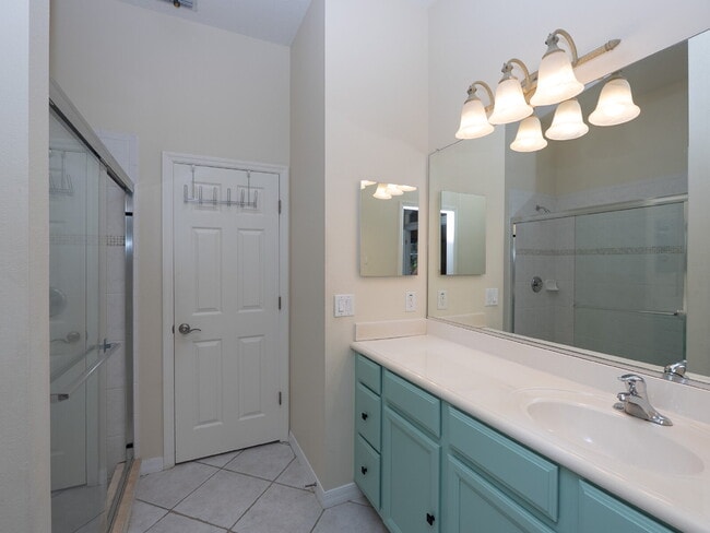 Building Photo - "Spacious 3-Bedroom Oasis with 2 Baths and 2,287 Sq Ft in Bradenton!"