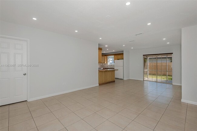 Building Photo - 621 N 70th Way