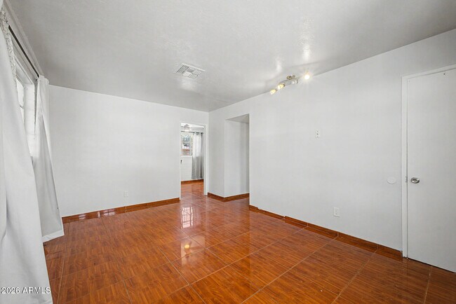 Building Photo - 1823 E Sunland Ave