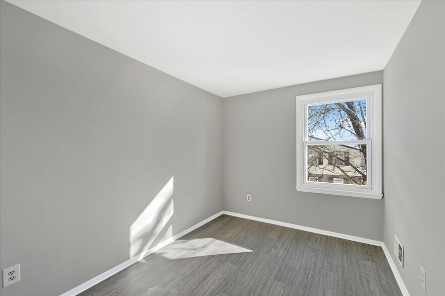 Building Photo - 3433 Saluda Rd