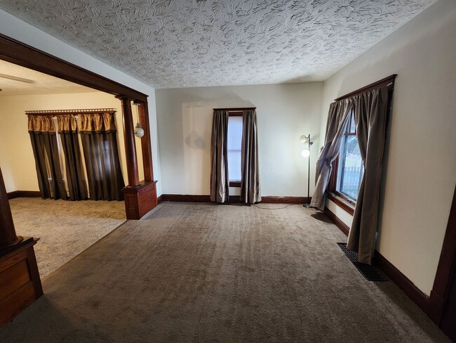 Building Photo - Great 2 Bedroom House in Moline