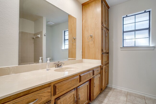 Building Photo - Perfect Location- Grapevine  3 Bed, 2 Bath...