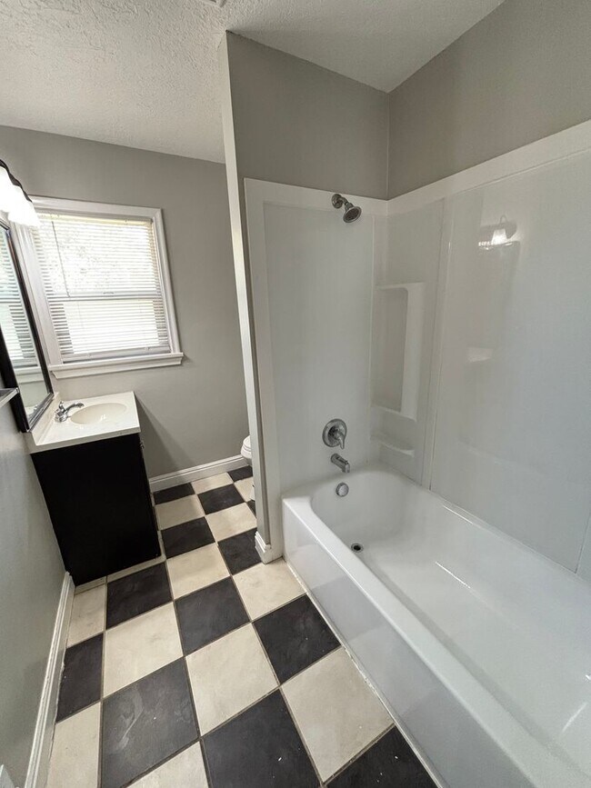 Building Photo - August Rent Free! 5 Bed 2 Bath Single Fami...