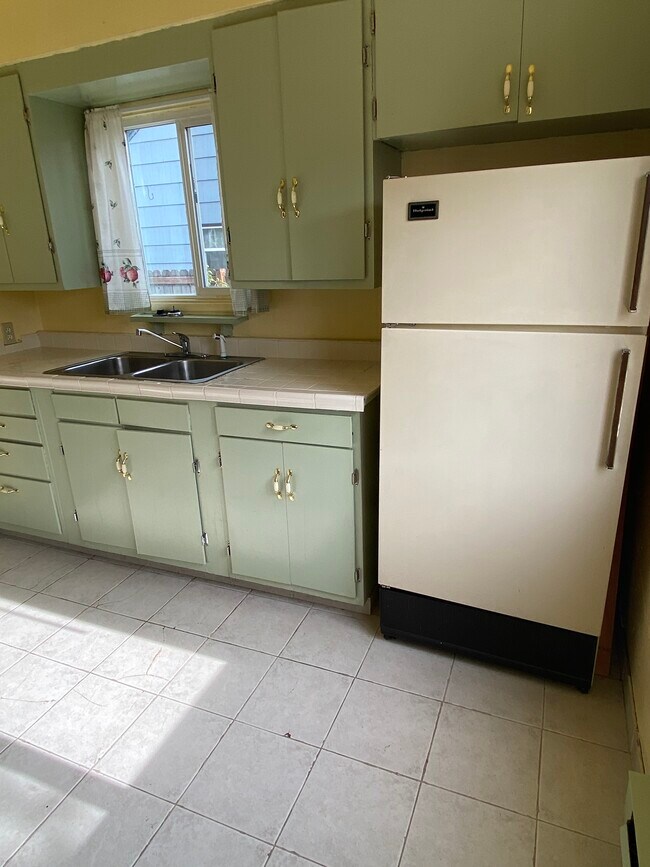 Building Photo - 4813 S Pine St