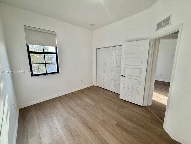 Building Photo - 673 NE 191st St