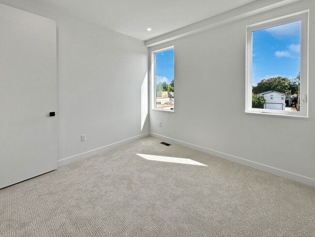 Building Photo - $0 DEPOSIT OPTION. BRAND NEW 4 BED 3 BATH HOME WITH ROOFTOP DECK IN BERKELEY