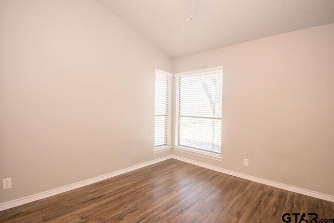 Building Photo - 5823 Hollytree Dr