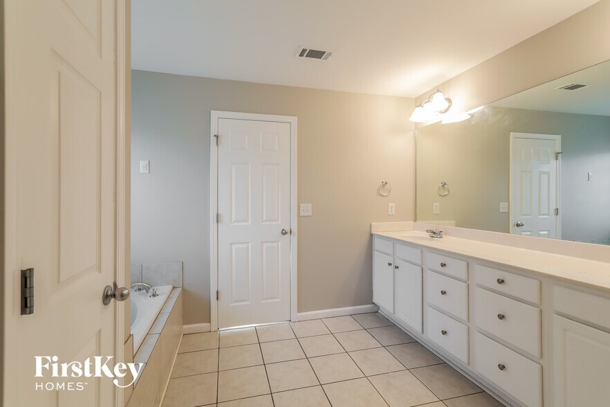 Building Photo - 1528 Park Knoll Trail NE